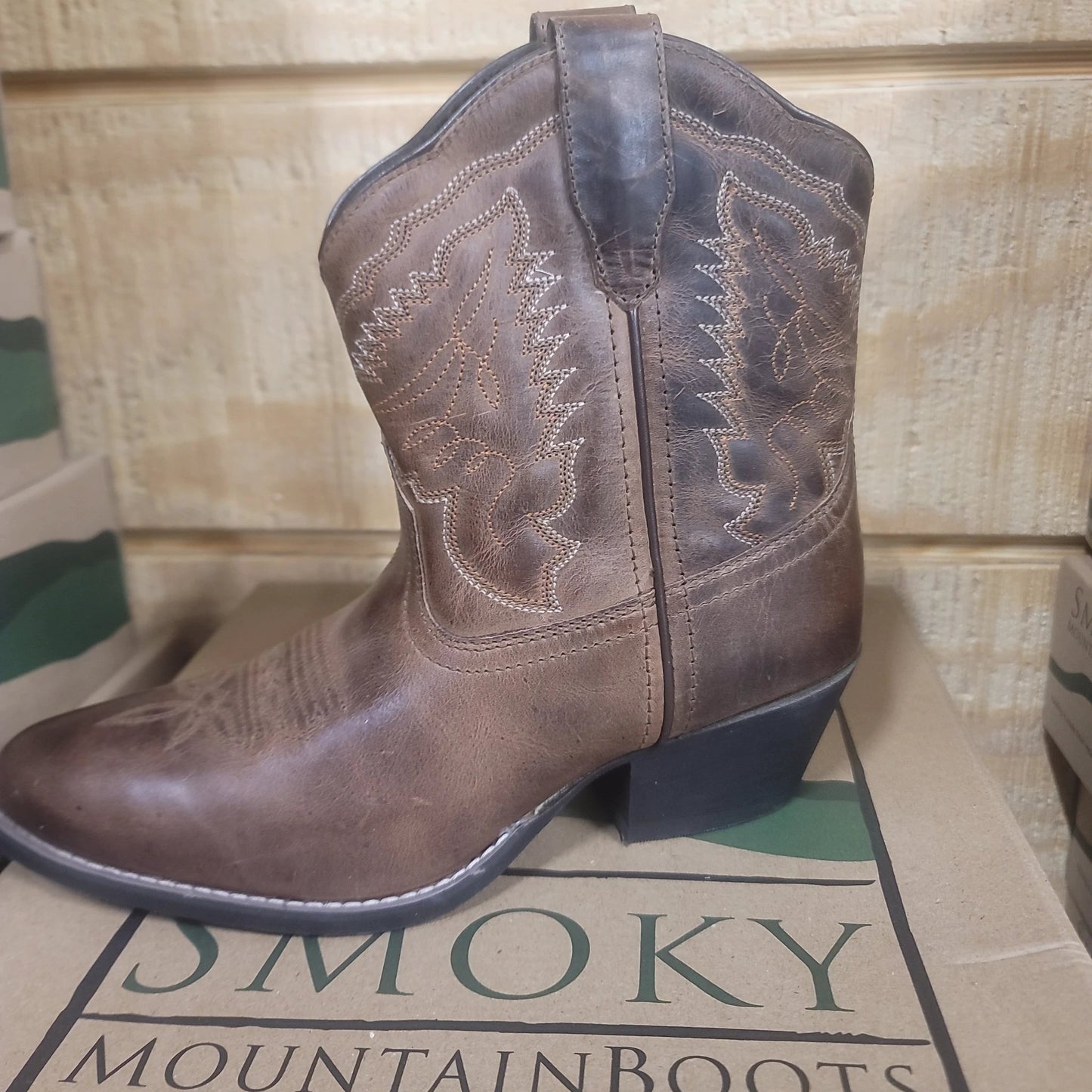 Womens Low Cut Daisy Pattern Smoky Mountain Leather Shoes Brown Oil Distressed For Everyday Wear by Smoky Mountain Boots