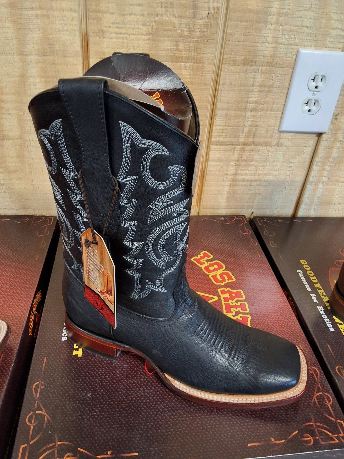 Los Altos Black Bull Shoulder Leather Cowboy Boots For Men With Premium Leather Sole by Los Altos